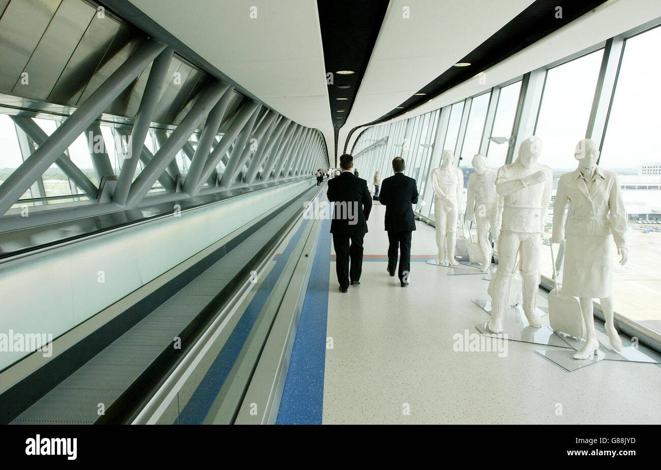 Le plus grand pont aérien du monde - l'aéroport de Gatwick.Les visiteurs traversent le plus grand pont de passagers aériens du monde après son ouverture officielle. Banque D'Images