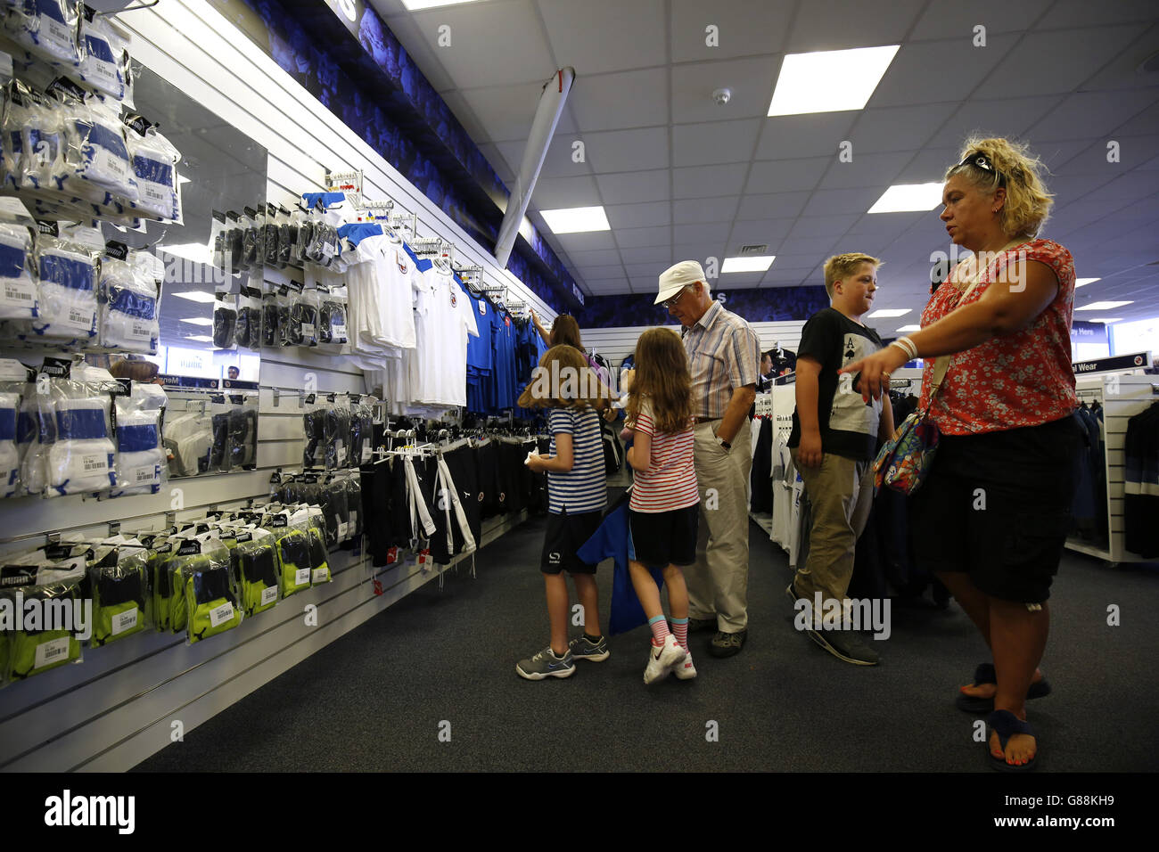 Football - Championnat de pari de ciel - lecture v Milton Keynes dons - Madejski Stadium. Fans de lecture dans le magasin du club Banque D'Images