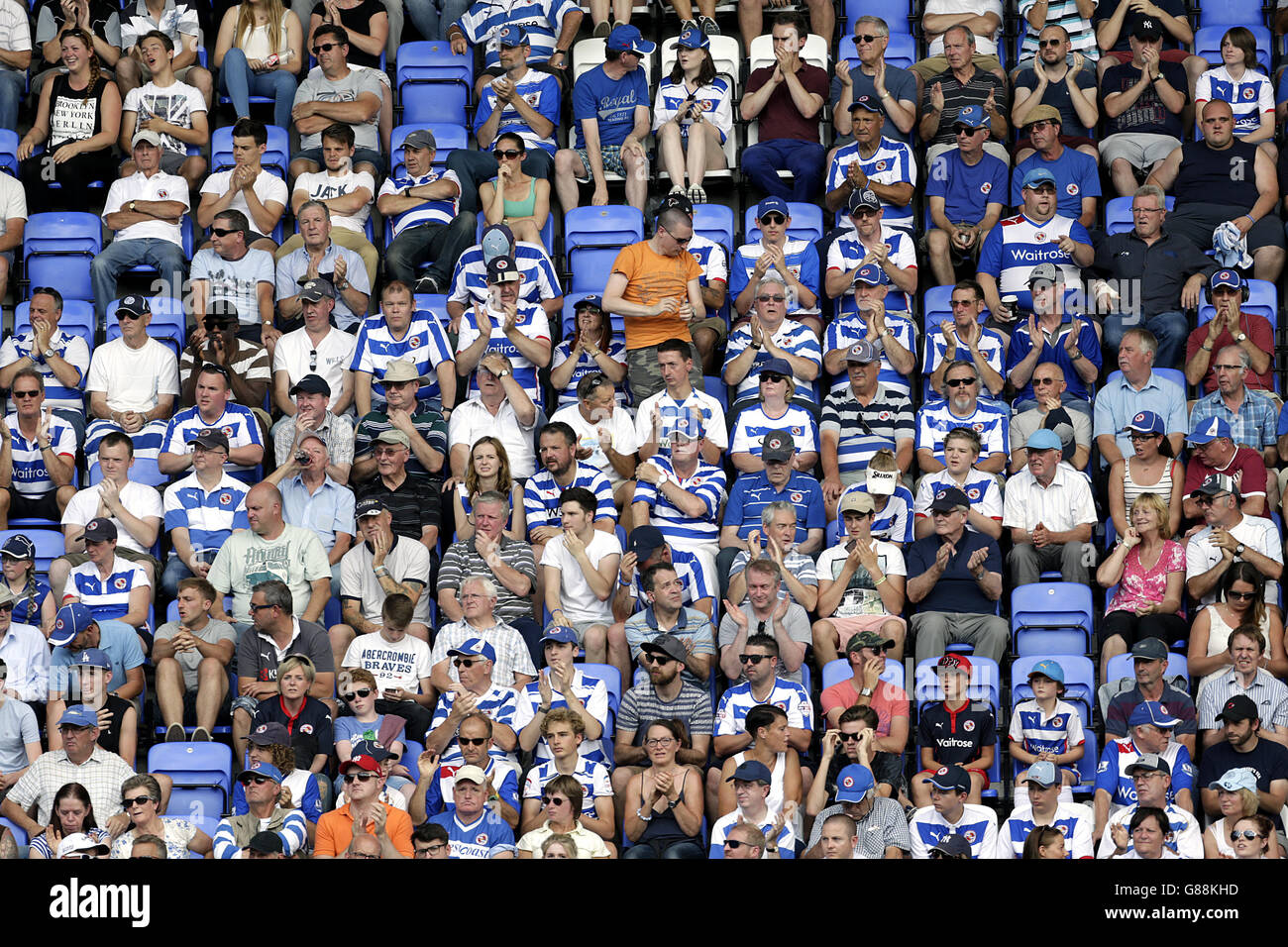 Football - Championnat de pari de ciel - lecture v Milton Keynes dons - Madejski Stadium.Simon Cox de Reading porte un t-shirt Community Trust pendant l'échauffement Banque D'Images