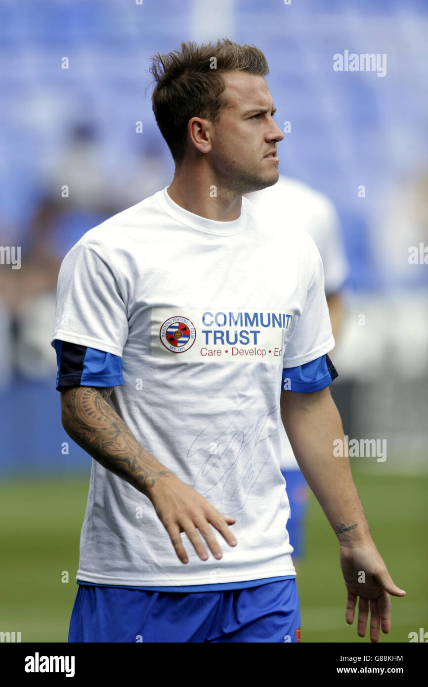 Football - Championnat de pari de ciel - lecture v Milton Keynes dons - Madejski Stadium.Simon Cox de Reading porte un t-shirt Community Trust pendant l'échauffement Banque D'Images