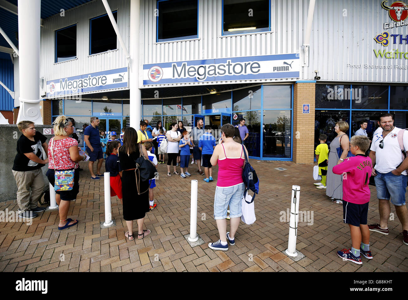 Football - Championnat de pari de ciel - lecture v Milton Keynes dons - Madejski Stadium.Des fans de lecture à l'extérieur du magasin du club Banque D'Images