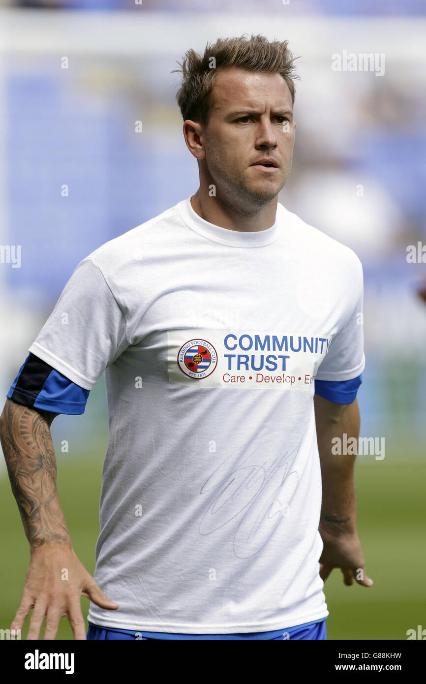 Football - Championnat de pari de ciel - lecture v Milton Keynes dons - Madejski Stadium.Simon Cox de Reading porte un t-shirt Community Trust pendant l'échauffement Banque D'Images