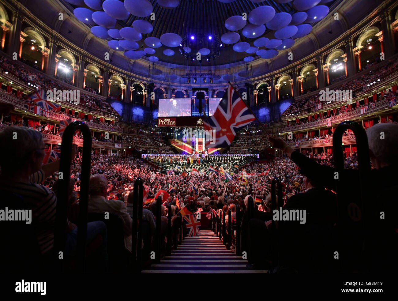 Le public appréciant la BBC dernière nuit des Proms, au Royal Albert Hall de Londres. Banque D'Images