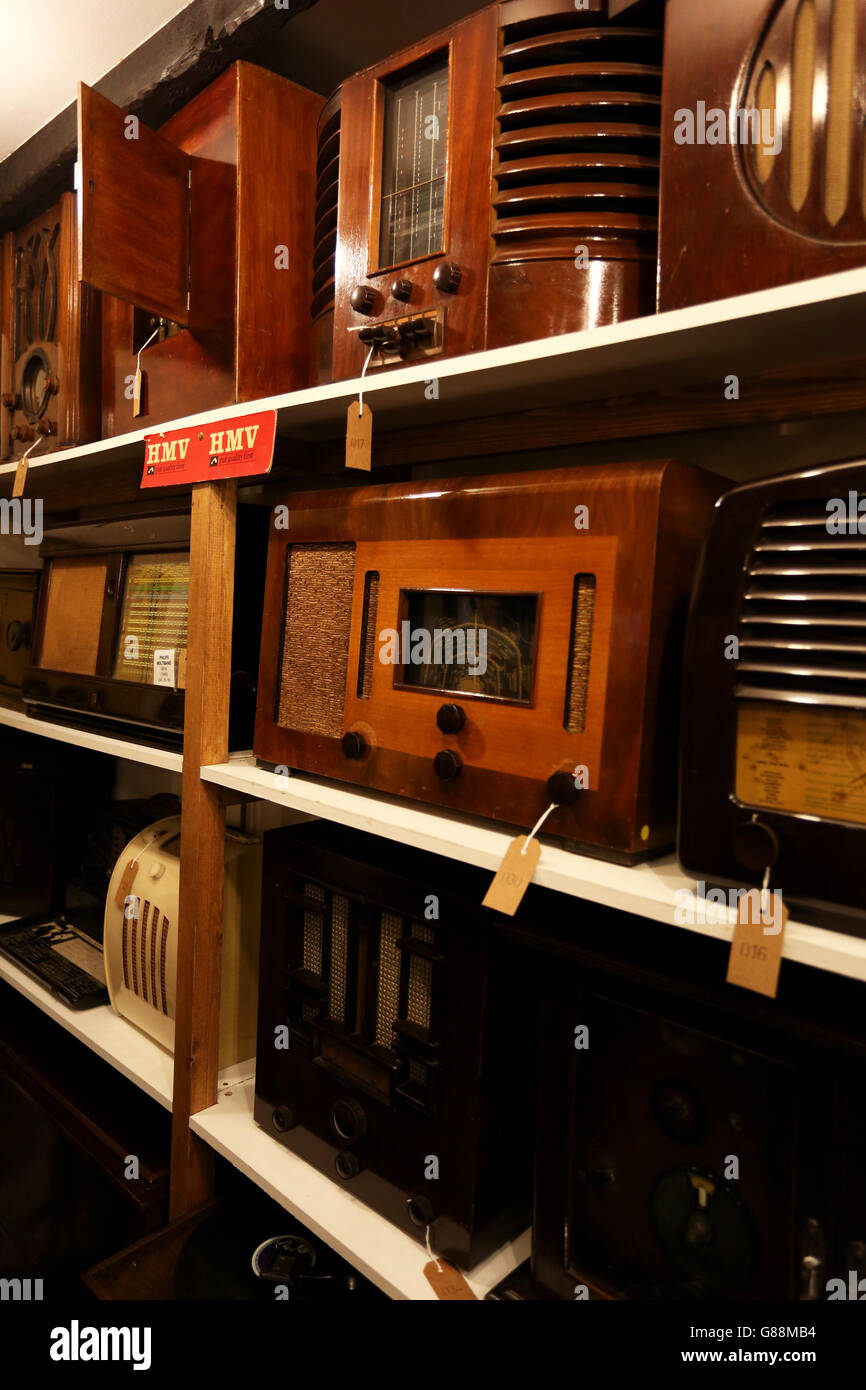 Anciennes radios sur la photo sont à l'intérieur du Musée de Bognor Regis, West Sussex, UK. Banque D'Images