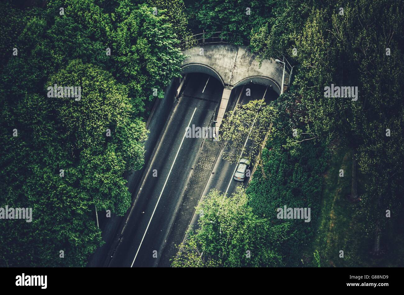 Vue aérienne de voiture conduire en tunnel, Holland Banque D'Images