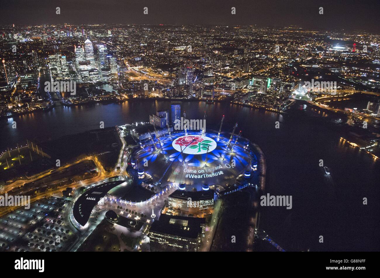 Dans une première mondiale, O2 a remis le toit de l'O2 pour les fans de tweet des messages de soutien pour l'Angleterre Rugby en utilisant #WearTheRose Banque D'Images