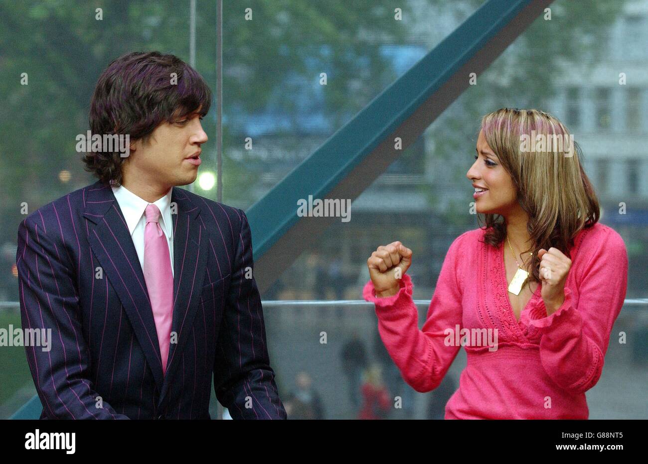 MTV's TRL - Total Request Live - Leicester Square. Présentateur de télévision Vernon Kay avec l'hôte Max Akhtar. Banque D'Images