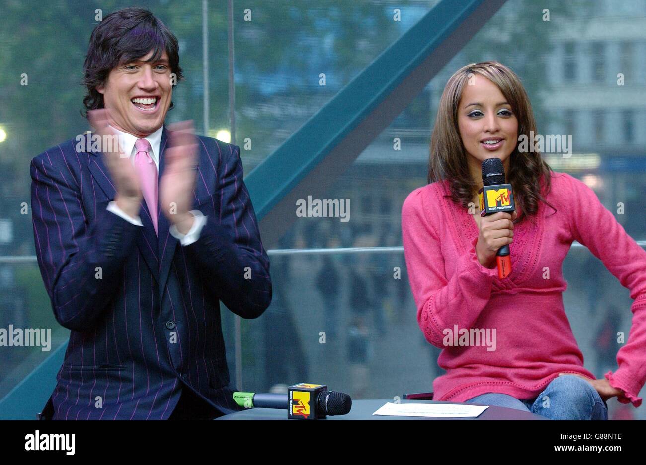 MTV's TRL - Total Request Live - Leicester Square. Présentateur de télévision Vernon Kay avec l'hôte Max Akhtar. Banque D'Images