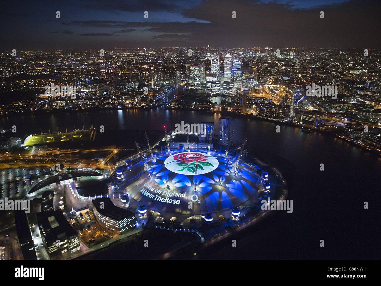 Dans une première mondiale, O2 a remis le toit de l'O2 à Greenwich, se Londres, pour les fans de tweet des messages de soutien pour l'Angleterre Rugby en utilisant #WearTheRose. Banque D'Images