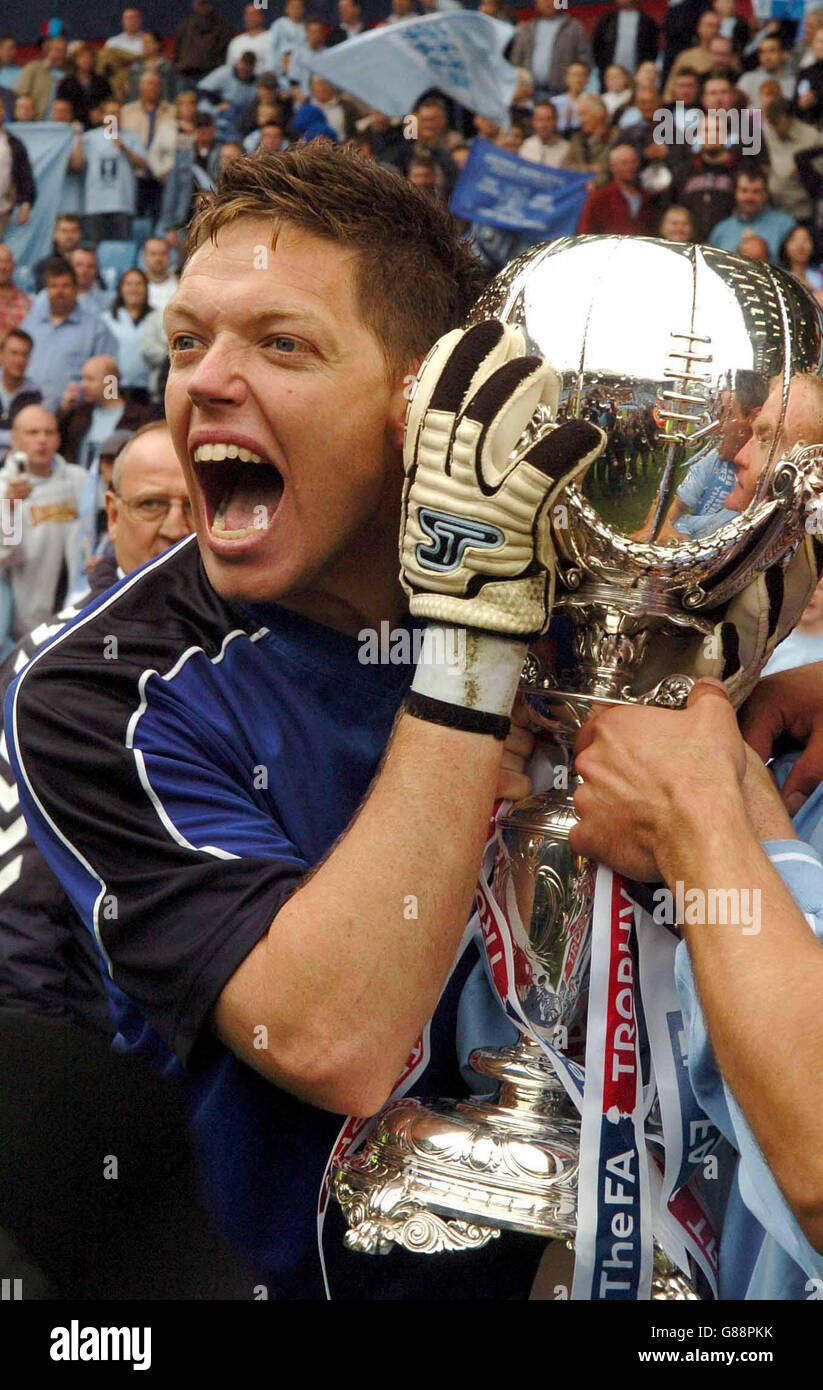Ashley Bayes, le gardien de but principal de Grays, célèbre avec le FA Trophy. Banque D'Images