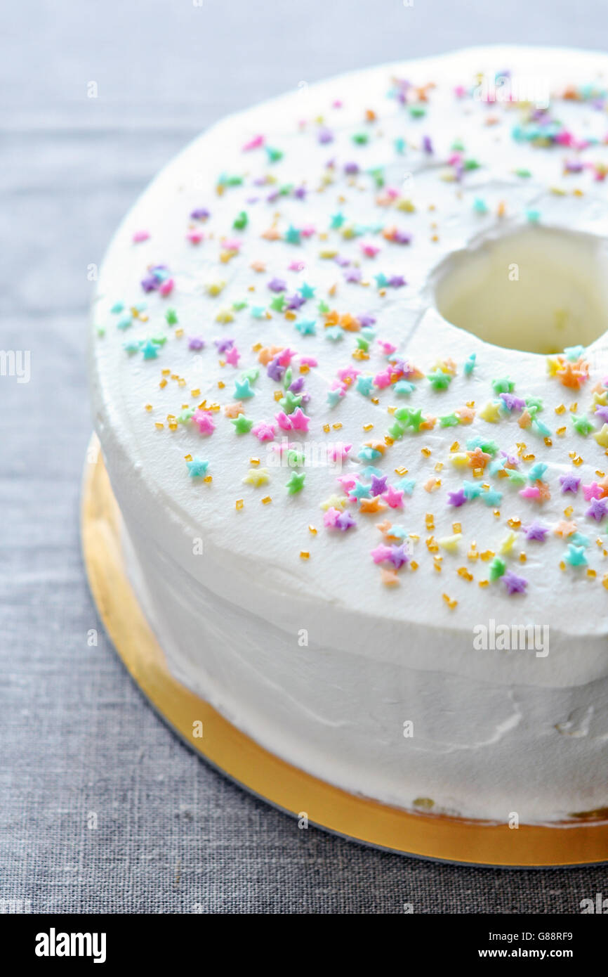 Gros plan de gâteau de nourriture d'ange avec des saupoudrés multicolores Banque D'Images