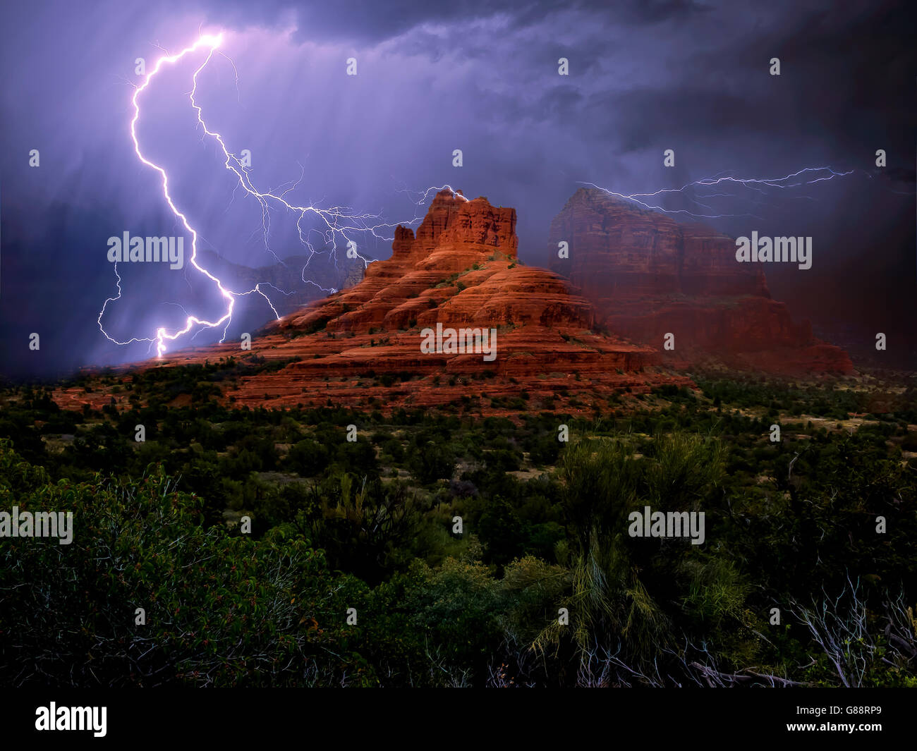 Tempête de foudre au-dessus de Bell Rock, Arizona, États-Unis Banque D'Images