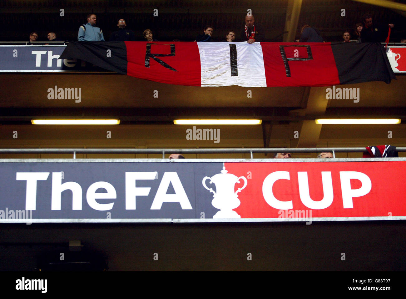 Football - FA Cup - finale - Arsenal / Manchester United - Millennium Stadium.Les fans de Manchester United pendent une bannière pour protester contre Malcolm Glazier Banque D'Images