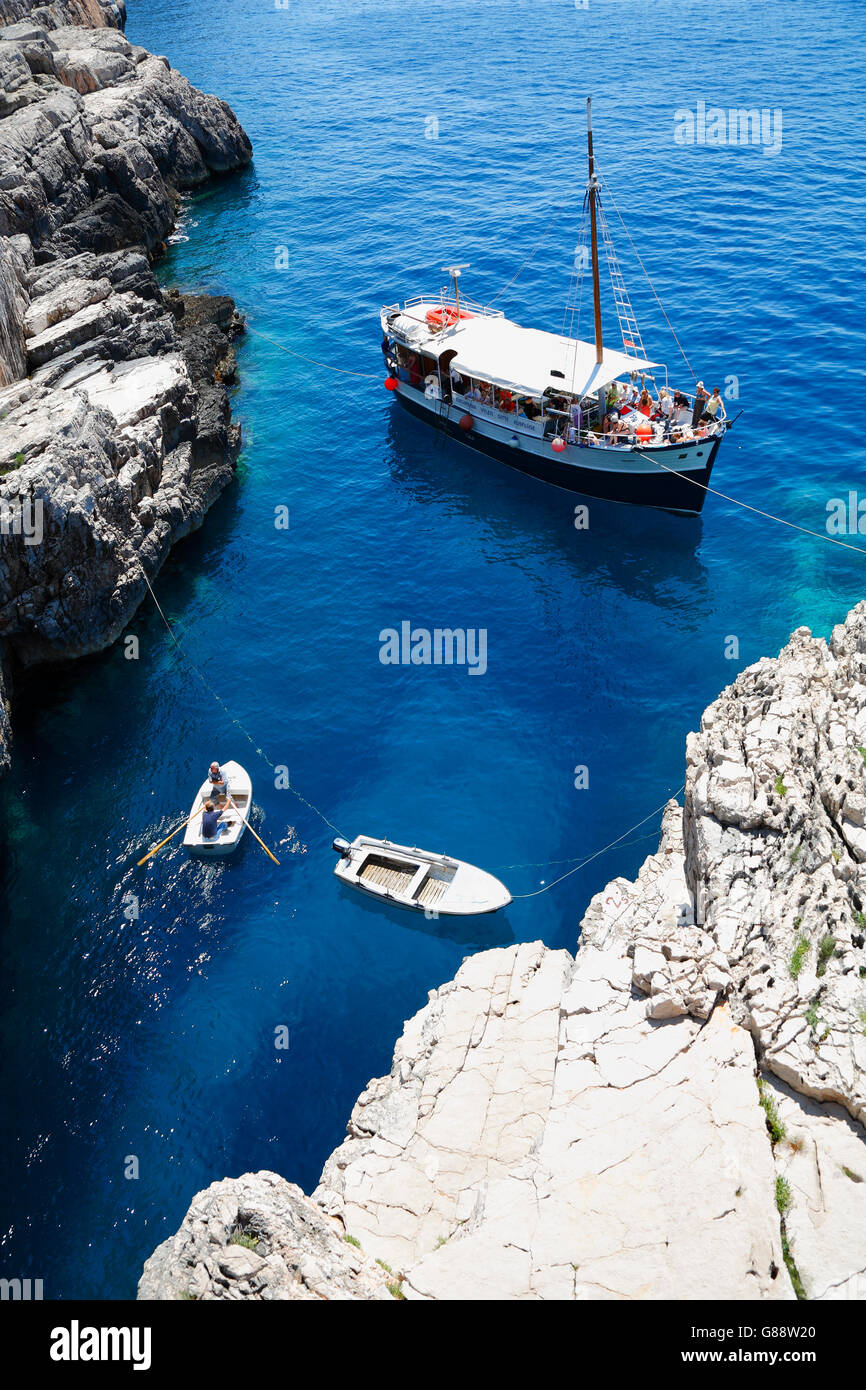 Tout bateau en face de la grotte Odysseus sur île de Mljet Banque D'Images