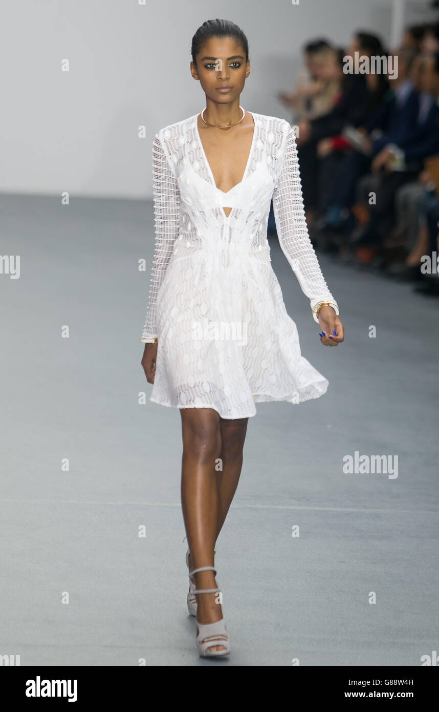 Un modèle sur la passerelle lors du salon Issa Spring/Summer 2016 London Fashion week au BFC Show Space, Londres. Banque D'Images