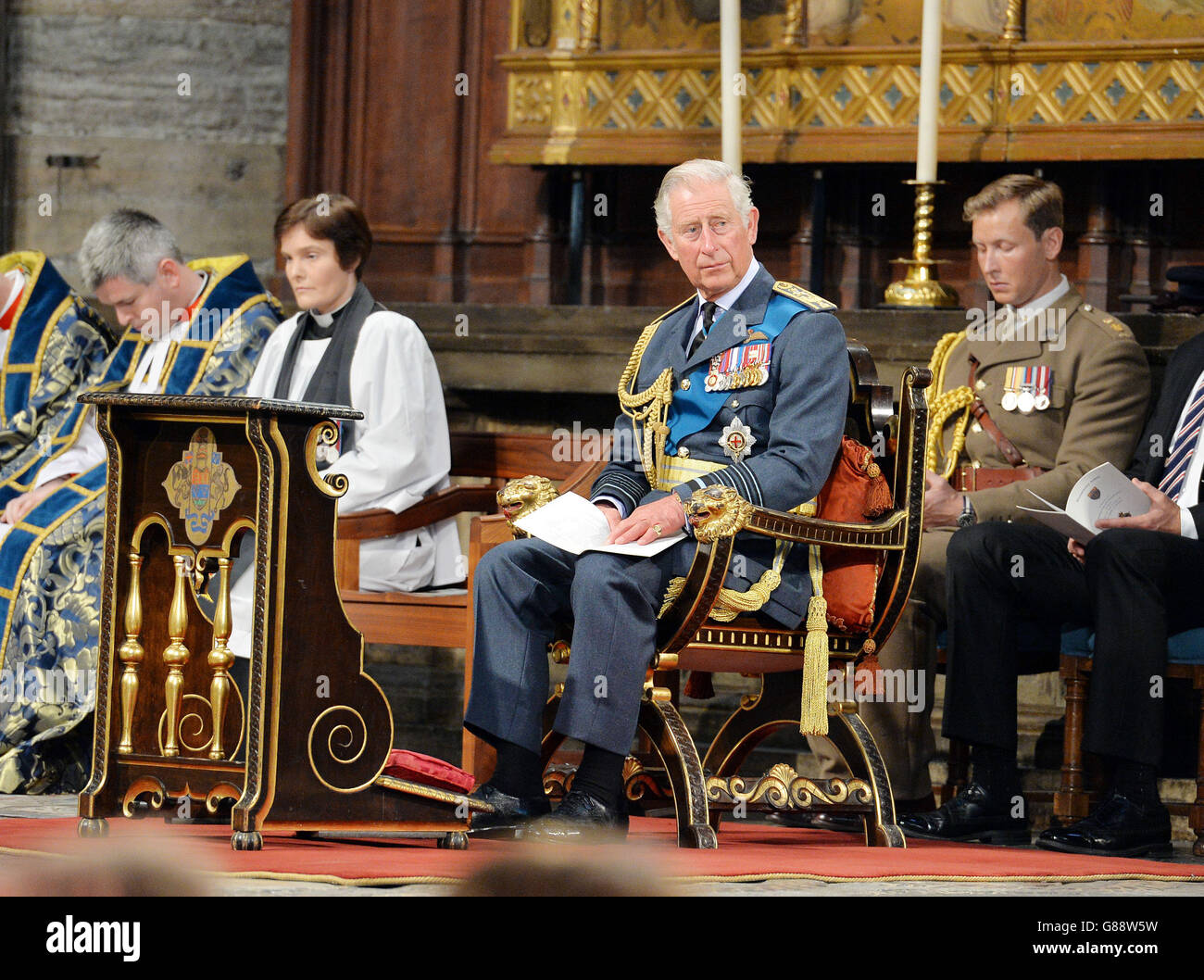 Le Prince de Galles observe que le drapeau de la RAF est porté sur l'autel de l'abbaye de Westminster dans le centre de Londres lors d'un service pour marquer le 75e anniversaire de la bataille d'Angleterre. Banque D'Images