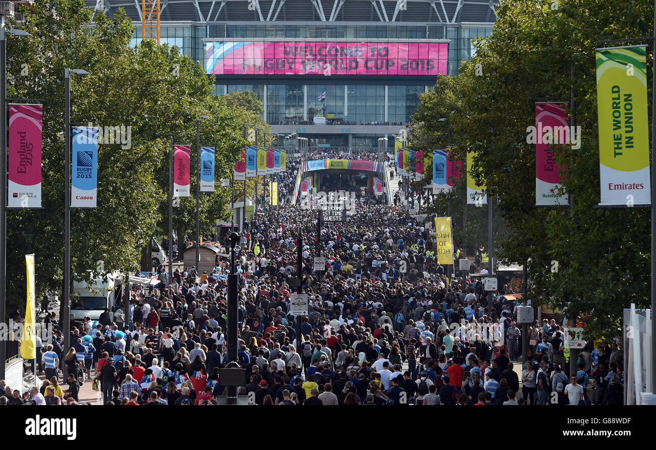 Les fans se rendent sur Wembley Way avant le match de la coupe du monde de rugby au stade de Wembley, Londres. Banque D'Images