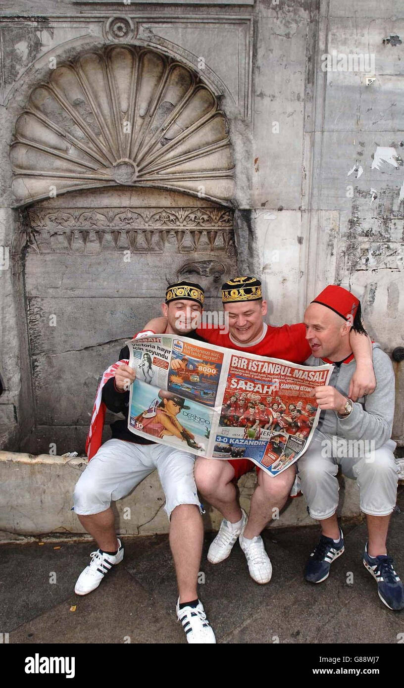 Les supporters de Liverpool lisent les quotidiens après que leur équipe ait remporté la finale de la Ligue des Champions. Banque D'Images