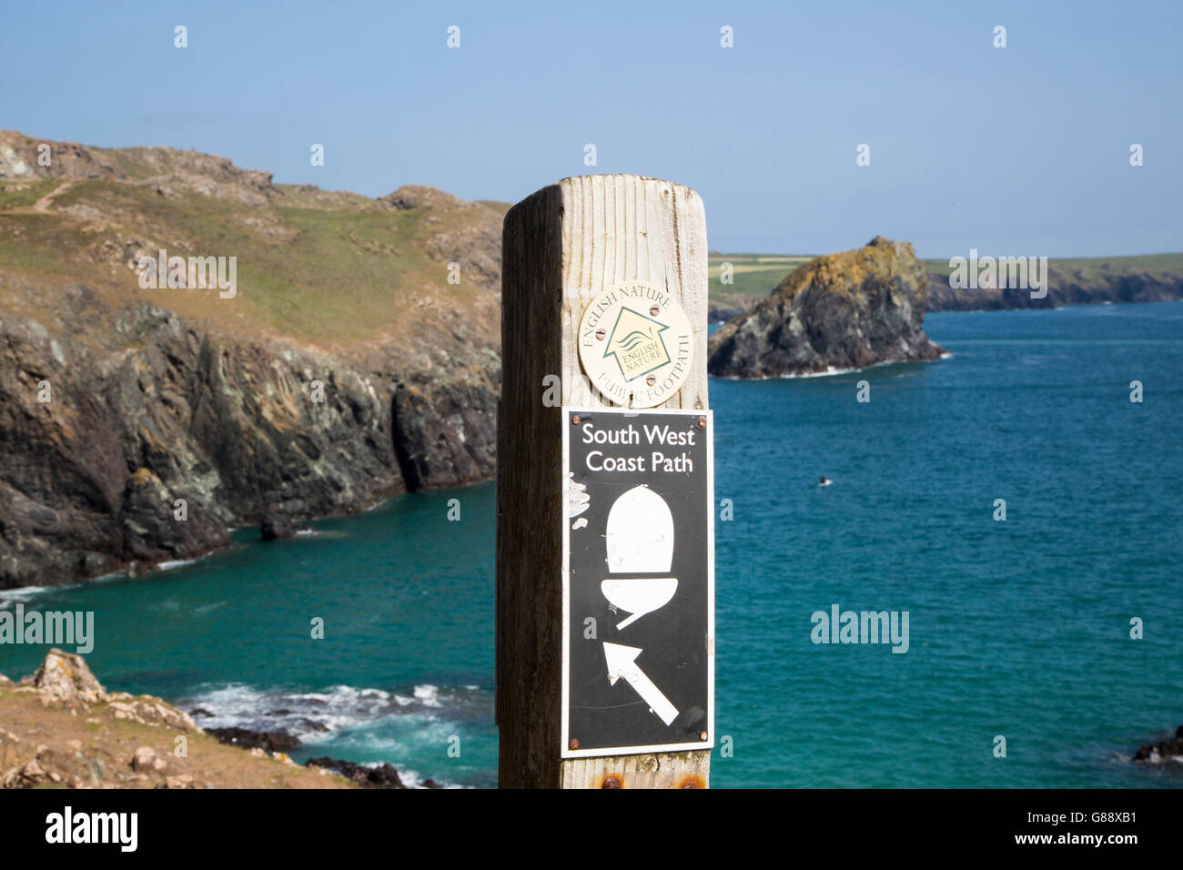 South West Coast Path waymark panneau près, Kynance Cove, péninsule du Lézard, Cornwall, England, UK Banque D'Images