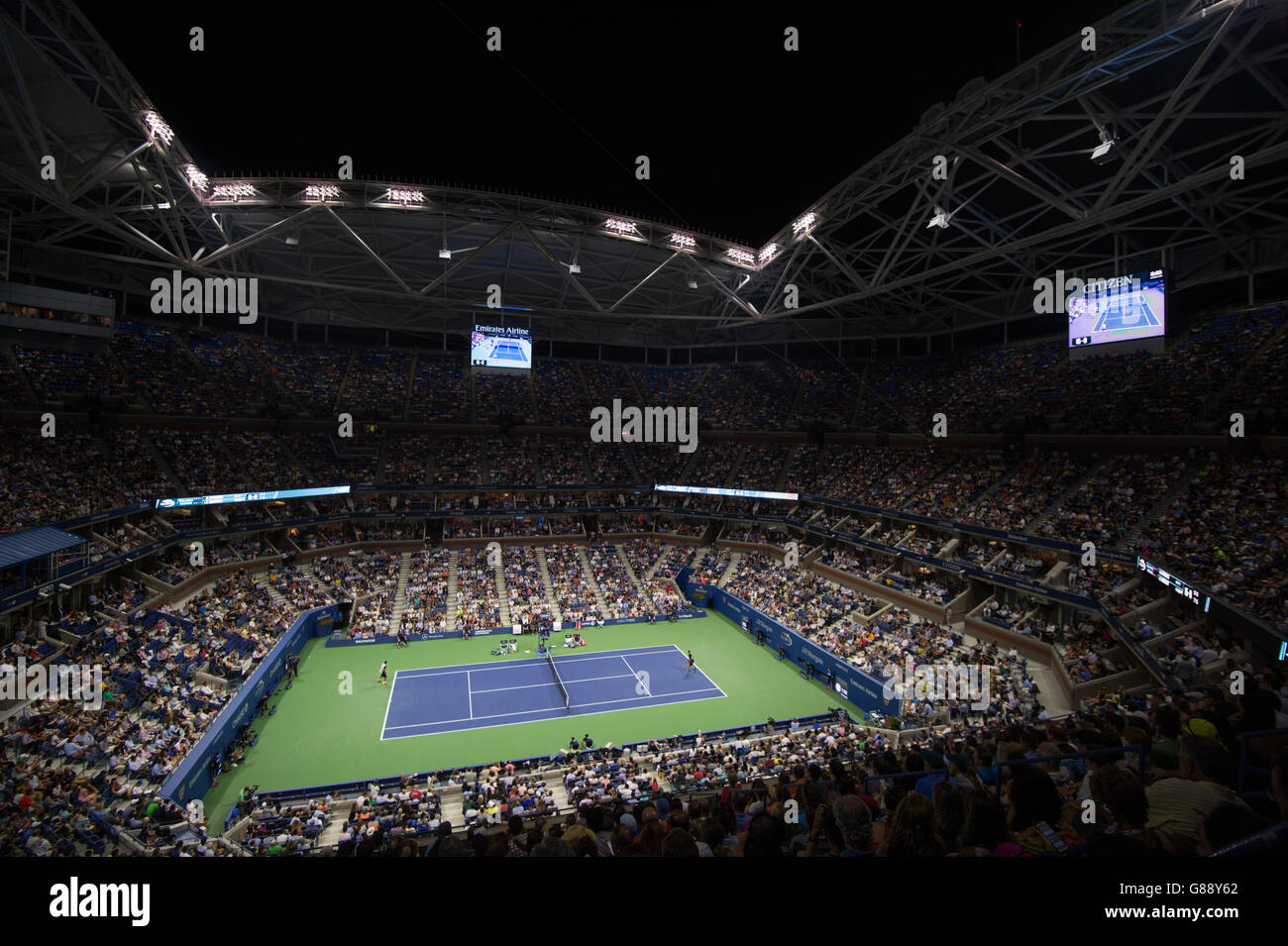 Vue générale du stade Arthur Ashe pendant que Nick Kyrgios retourne un coup de feu lors de son premier match de singles masculin contre Andy Murray le deuxième jour de l'US Open à l'US Open au Billie Jean King National tennis Center le 1er septembre 2015 à New York, Etats-Unis. Banque D'Images Vue générale du stade Arthur Ashe pendant que Nick Kyrgios retourne un coup de feu lors de son premier match de singles masculin contre Andy Murray le deuxième jour de l'US Open à l'US Open au Billie Jean King National tennis Center le 1er septembre 2015 à New York, Etats-Unis. Banque D'Images