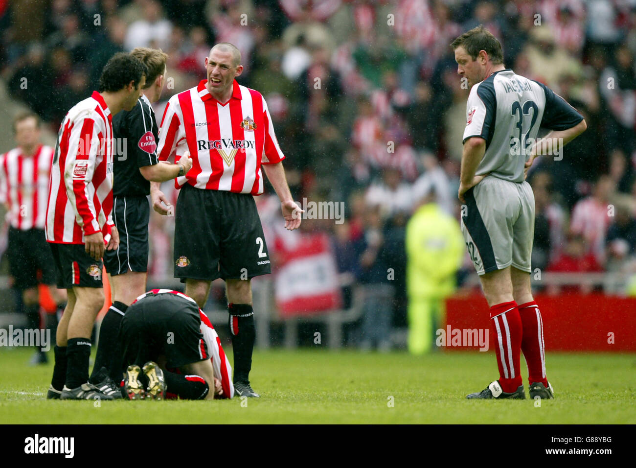 Stephen Wright de Sunderland affirme que l'arbitre est Stoke City Gerry Taggart (r) regarde Banque D'Images