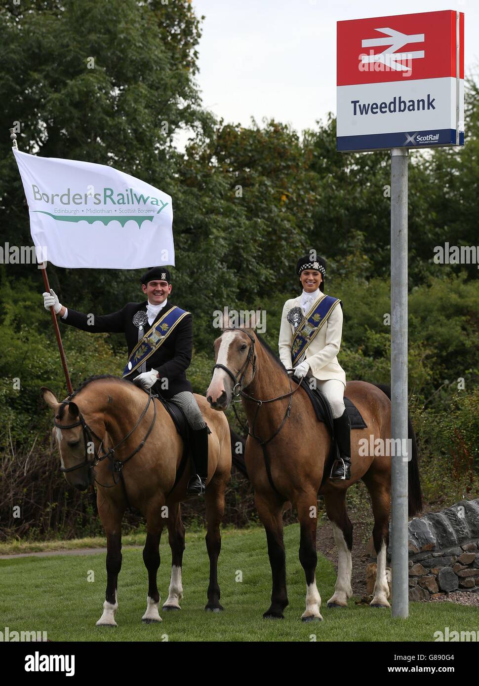 Gala Braw Lad Cameron Pate et Braw lass Abbie Franklin des Braw Lads se réunissent à la gare de Tweedbank devant Borders Railway commençant leurs services ce week-end. Banque D'Images