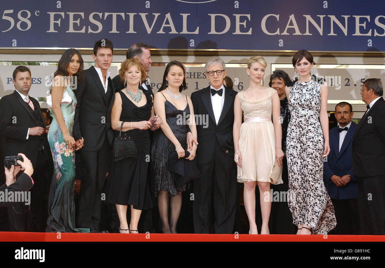 Le réalisateur Woody Allen avec sa femme Soon Yi, les actrices Scarlett Johansson (deuxième à droite) et Emily Mortimer (à droite) et l'acteur Jonathan Rhys Meyers (deuxième à gauche). Banque D'Images