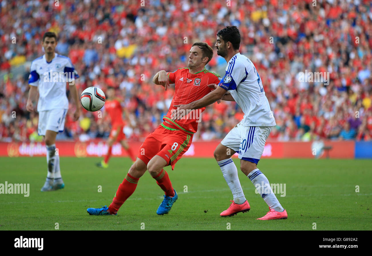 Omri Ben Harush (à droite) en Israël et Andy King (à gauche) au pays de Galles se battent pour le ballon lors du match de qualification 2016 au stade de Cardiff City, à Cardiff. Banque D'Images