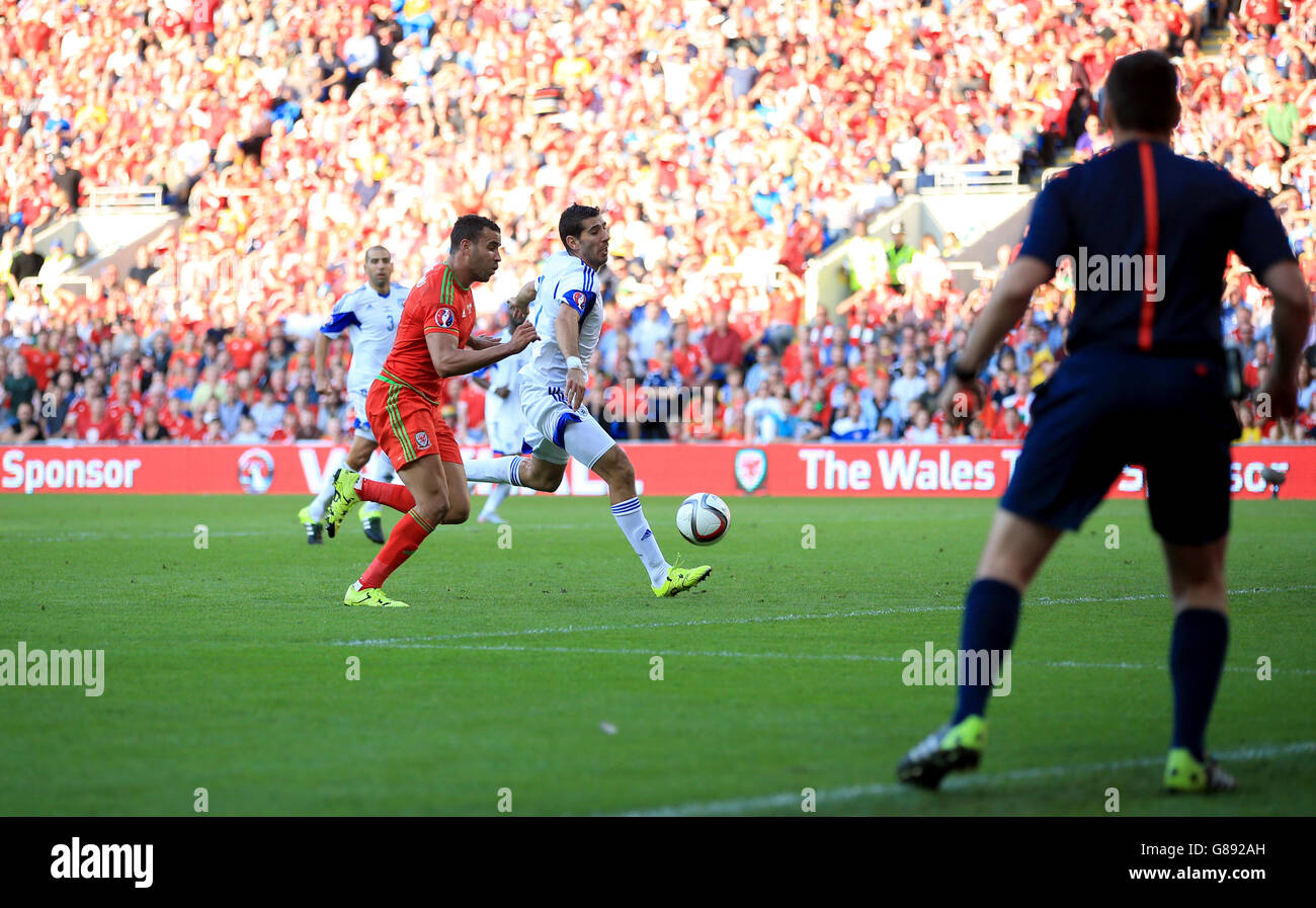 Hal Robson-Kanu (à gauche) du pays de Galles et l'arbitre adjoint derrière le but, alors que Eitan Tibi d'Israël dévie le ballon, ce qui a entraîné des appels pour le handball, qui n'a pas été donné, lors du match de qualification de 2016 au stade de Cardiff City, à Cardiff. Banque D'Images