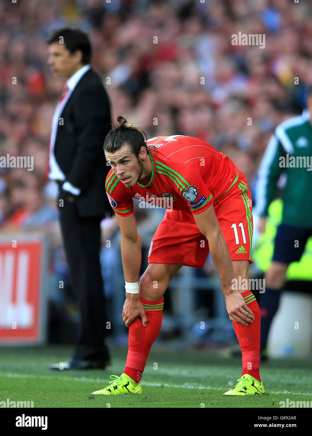 Football - UEFA Euro 2016 - qualification - Groupe B - pays de Galles / Israël - Cardiff City Stadium.Gareth Bale du pays de Galles sur la ligne de contact lors du match de qualification à l'UEFA Euro 2016 au stade de Cardiff City, à Cardiff. Banque D'Images