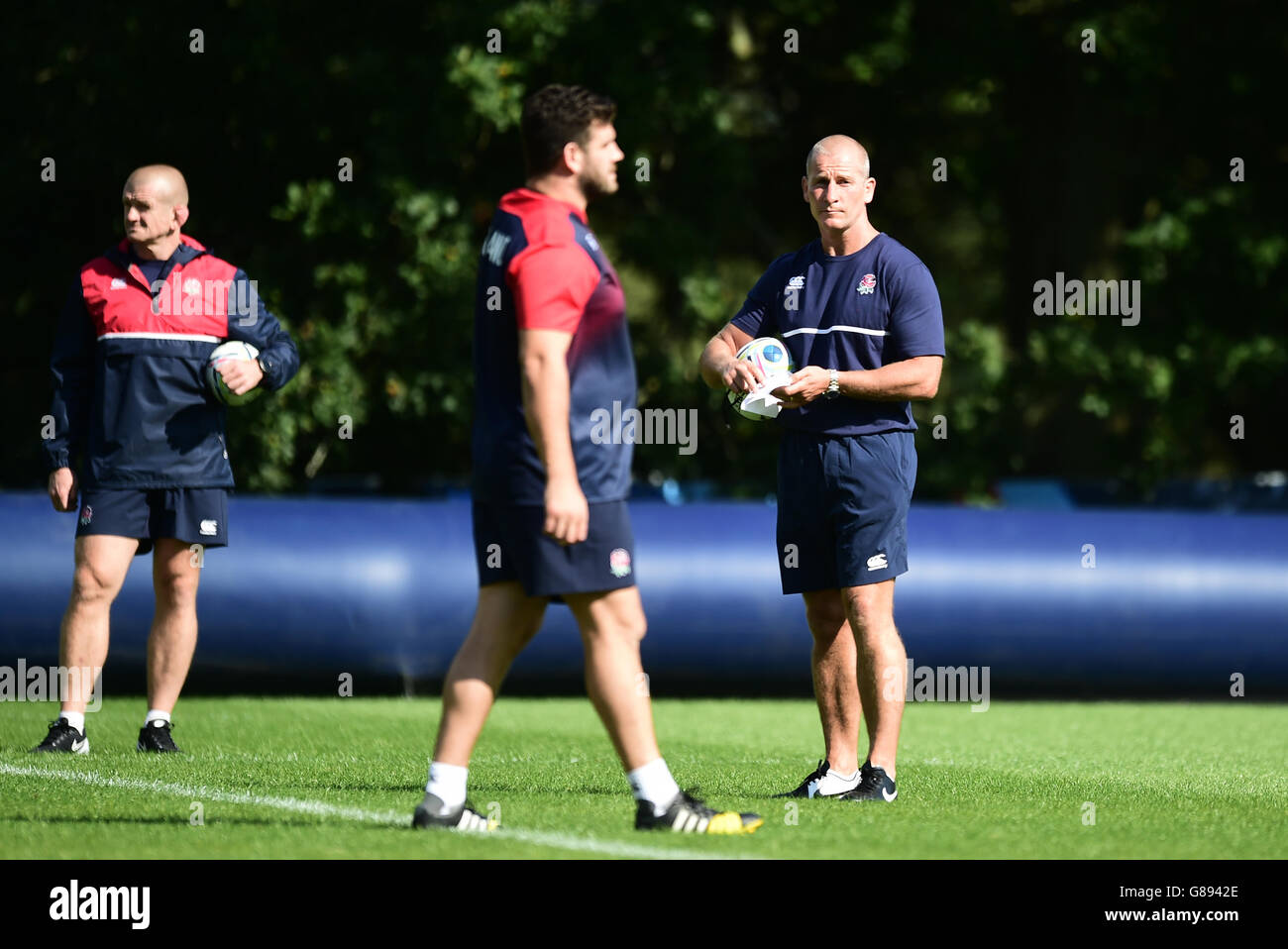 Stuart Lancaster, entraîneur-chef de l'Angleterre, pendant la séance d'entraînement à Pennyhill Park, Bagshot. Banque D'Images