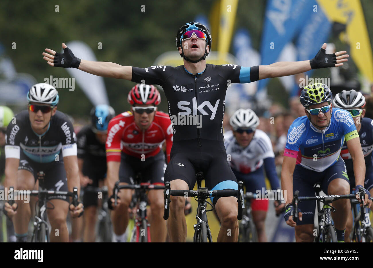 Elia Viviani, vainqueur de la tournée Team Sky, franchit la ligne d'arrivée lors de la troisième étape du Tour de Grande-Bretagne, de Cockermouth au Floors Castle. Banque D'Images
