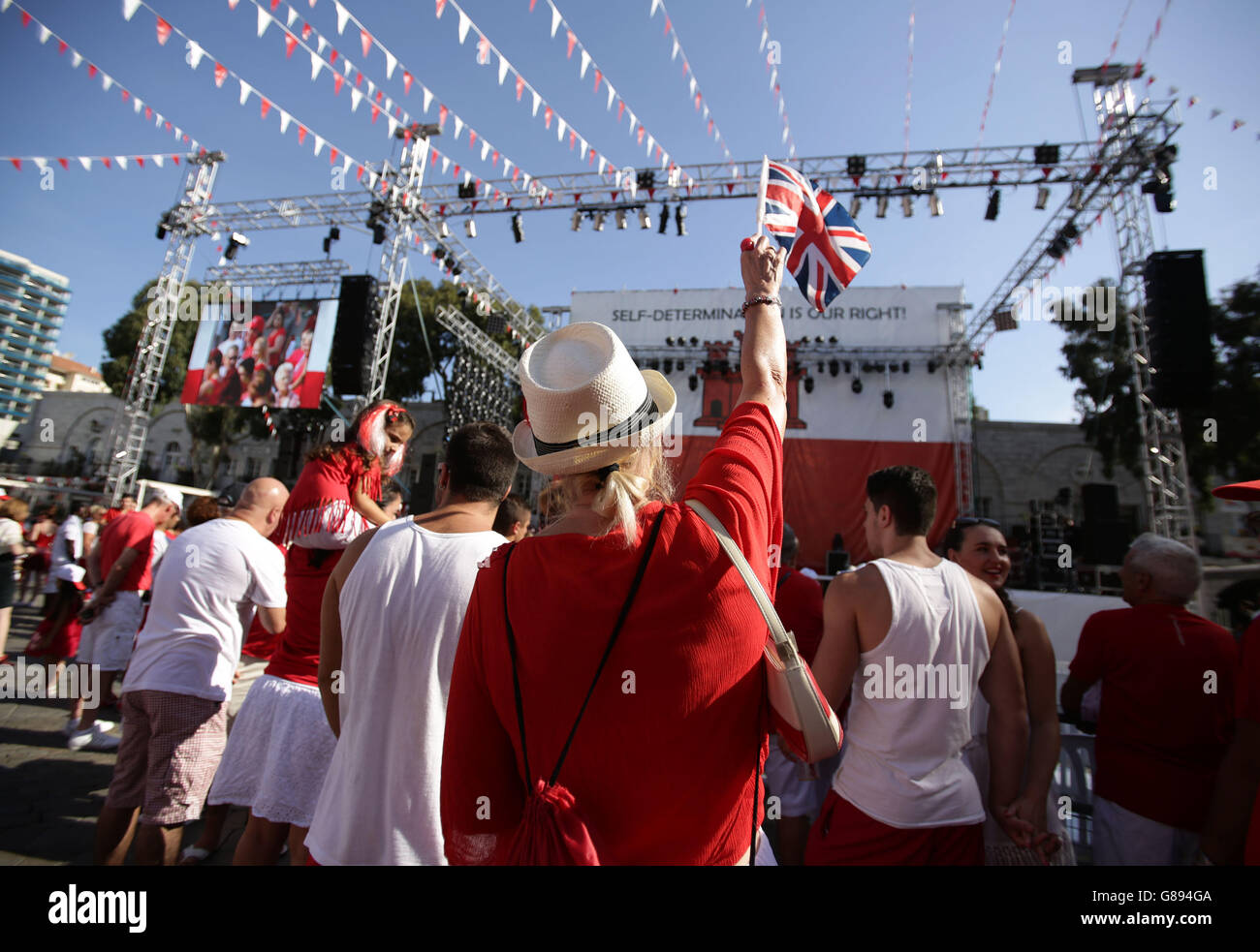 Les habitants de la place Casemates, à Gibraltar, célèbrent la Journée nationale à la suite d'un discours du Ministre en chef Fabian Picardo. Banque D'Images