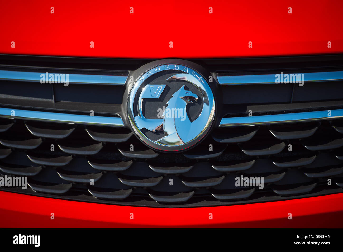 Stock de l'industrie automobile.Vue générale d'un logo Vauxhall sur une voiture Vauxhall Astra. Banque D'Images