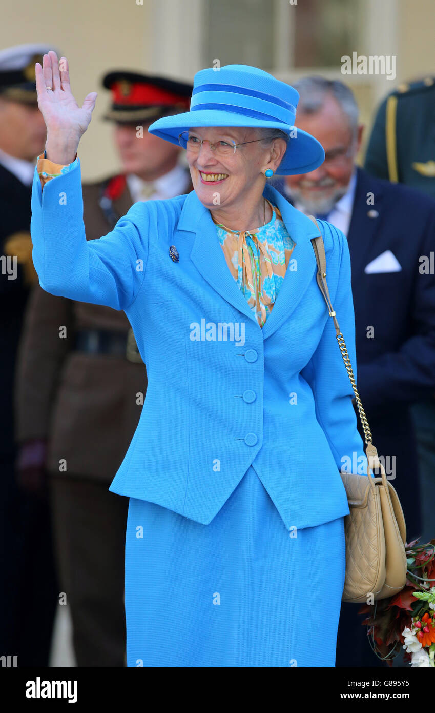 La reine Margrethe II du Danemark, colonel en chef du Royal Regiment de la princesse de Galles, régiment descendant des mordus, s'élance vers les wishers tandis qu'elle quitte la cathédrale de Canterbury dans le Kent, après avoir dévoilé une statue commémorative, en tant qu'association régimentaire des mordus de la reine, Le Royal Kent Regiment a commandé une statue de bronze de 50 pouces pour commémorer les buffles de Canterbury. Banque D'Images