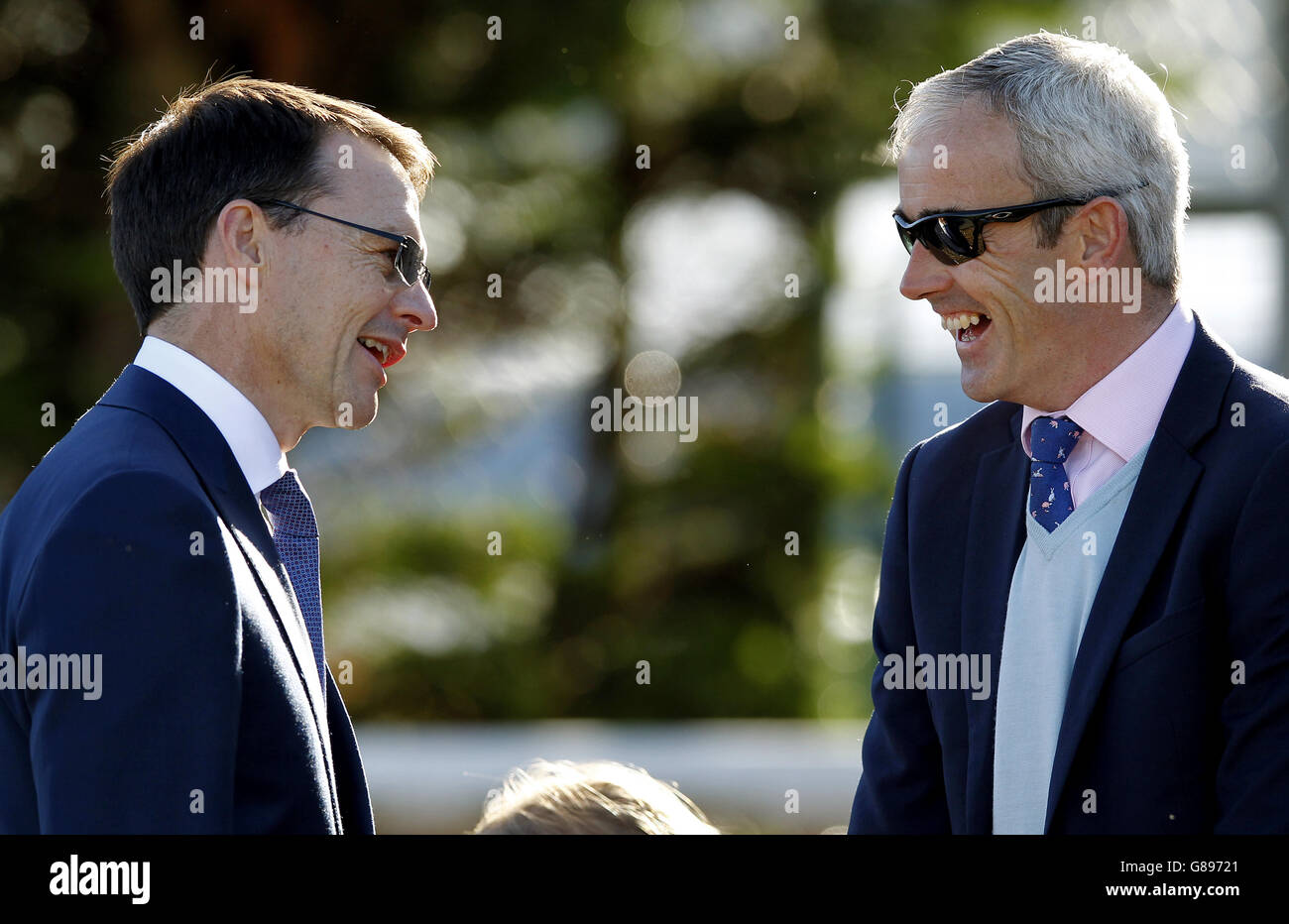 L'entraîneur Aidan O'Brien (à gauche) a eu une conversation avec le jockey Ruby Walsh lors du premier jour du week-end des champions irlandais des Longines à Leopardstown, Dublin, Irlande. Banque D'Images