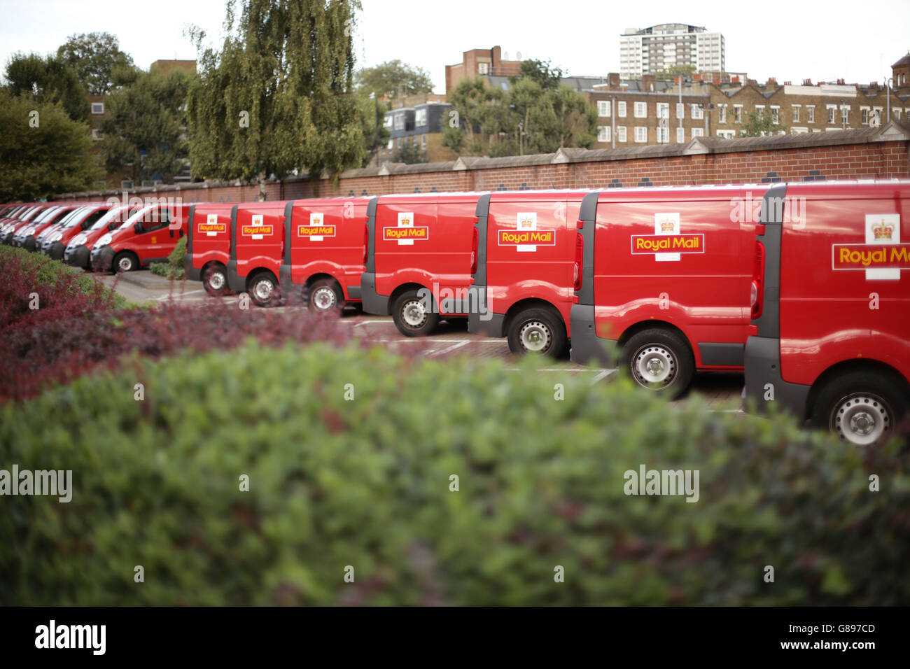 Une rangée de camionnettes de livraison Royal Mail garées au Mount Pleasant Mail Center de Londres. Banque D'Images