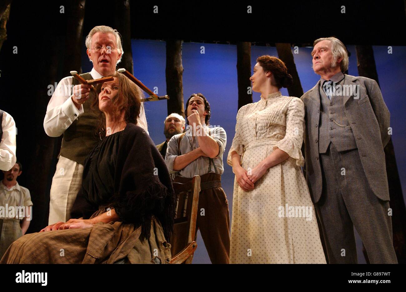 Acteurs (G-D) Nick Dunning, Brenda Larby, Michael Judd (barbe), Sean Murray, Derbhle Cotty et Tom Courtenay. Banque D'Images