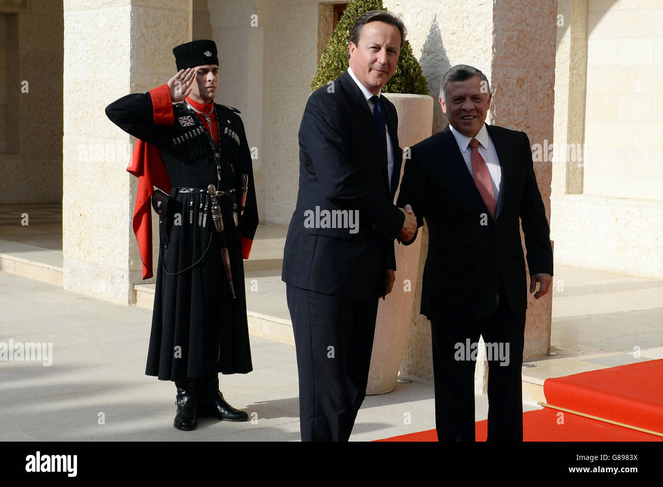 Le Premier ministre David Cameron rencontre le roi Abdallah de Jordanie à Amman, après avoir appelé d'autres pays de l'UE à « se mettre à la hauteur » et à suivre l'exemple de la Grande-Bretagne en finançant des camps de réfugiés autour de la Syrie. ASSOCIATION DE PRESSE lundi 14 septembre 2015. M. Cameron a déclaré qu'il existait un « lien de discorde » entre les insuffisances de l'aide aux camps au Liban, en Jordanie et en Turquie et l'afflux de migrants en Europe. Voir PA Story POLITICS Cameron. Le crédit photo devrait se lire comme suit : Stefan Rousseau/PA Wire Banque D'Images