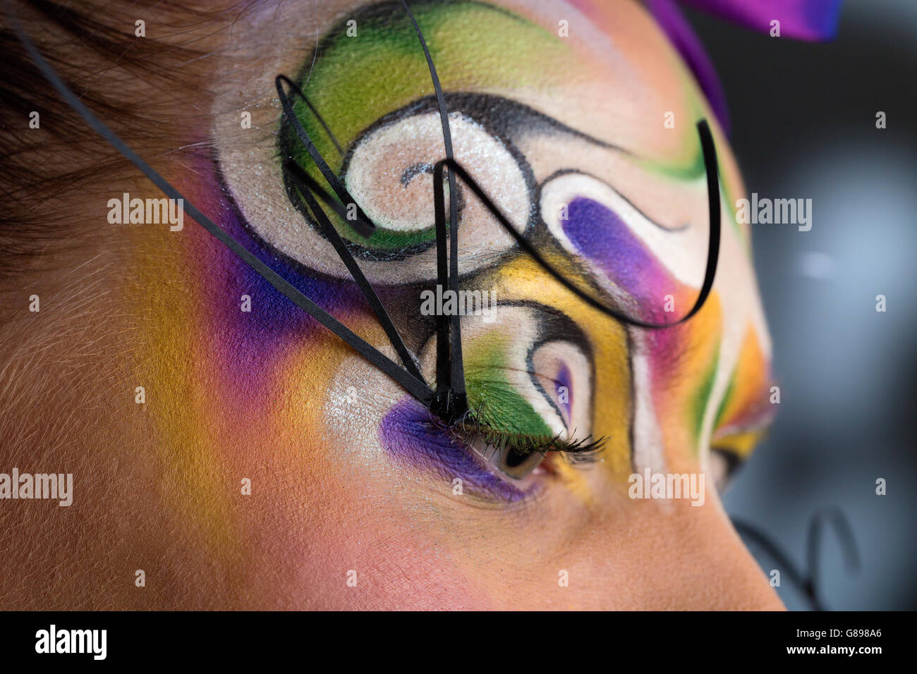 Modèle féminin avec portrait maquillage créatif tribal swirl et turban violet Banque D'Images