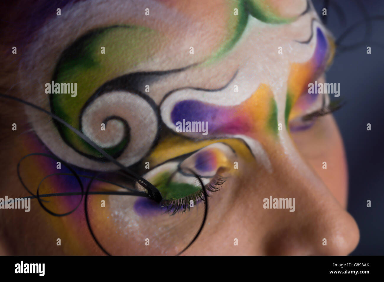 Modèle féminin avec portrait maquillage créatif tribal swirl et turban violet Banque D'Images