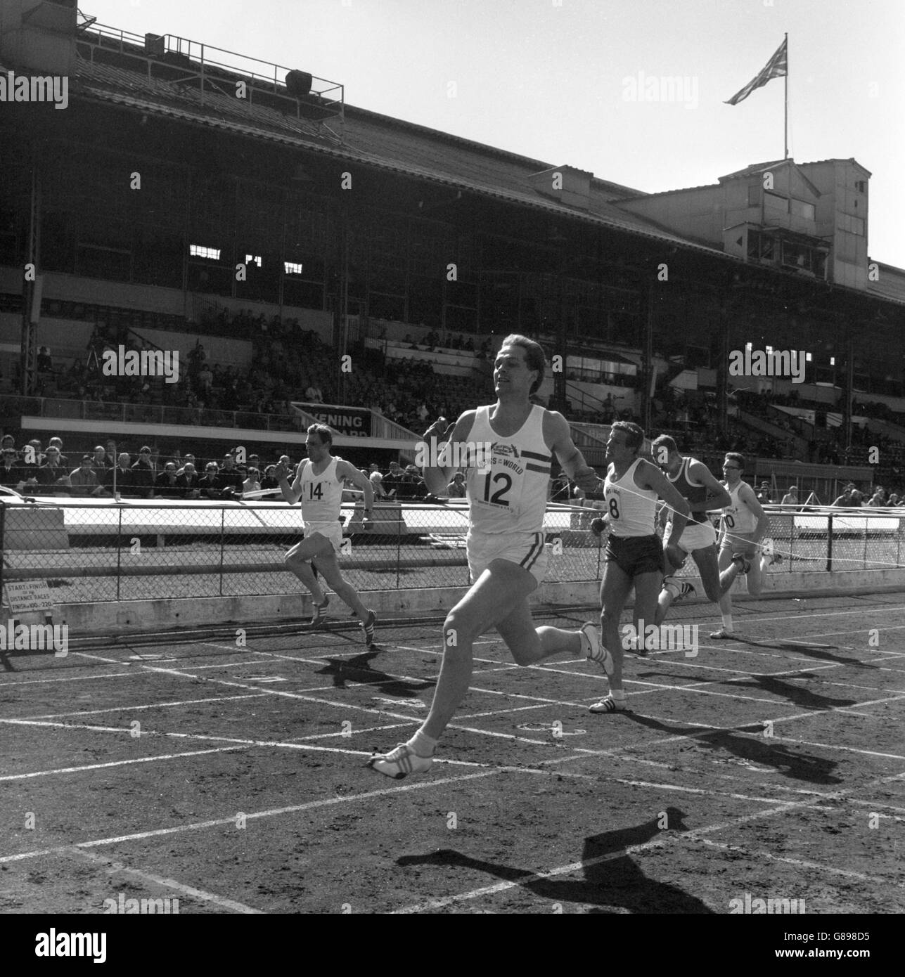 A. Metcalfe, de Grande-Bretagne, remporte la course internationale de 200 mètres, une invitation aux Jeux britanniques de la White City, Londres. Son temps était de 21.4 secondes. Banque D'Images