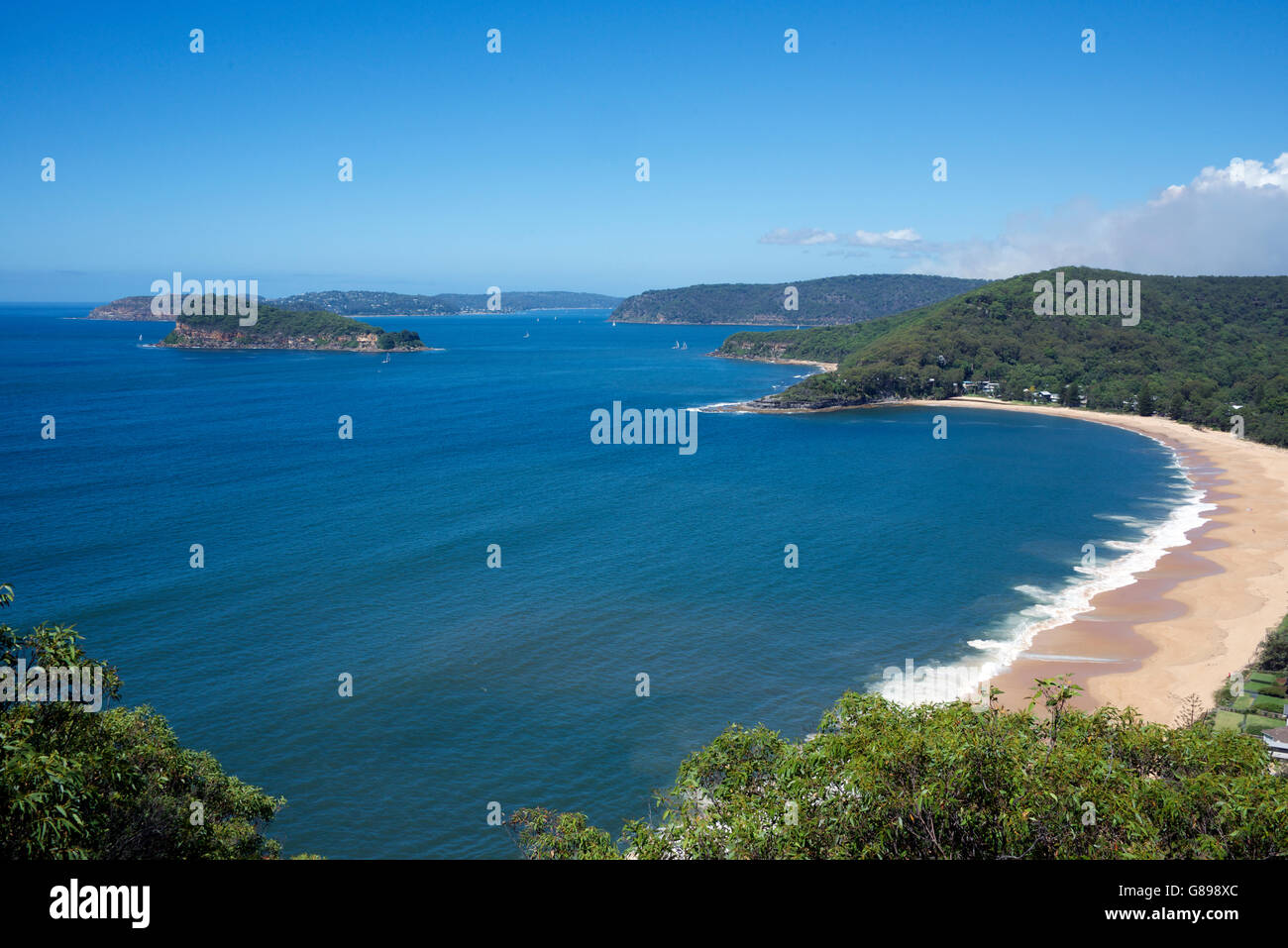 Vue panoramique sur la plage et Patonga Lion Island de Pittwater Warrah Sydney NSW Australie Lookout Banque D'Images