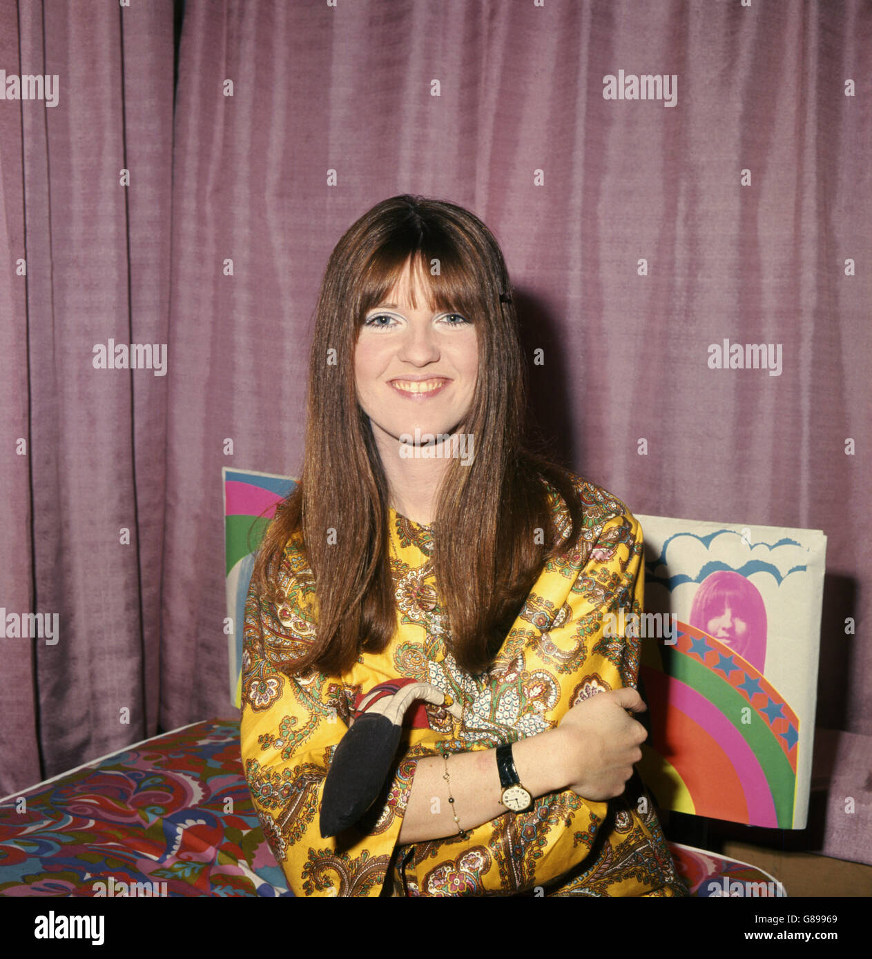 Cathy McGowan, personnalité pop de télévision et designer de mode, photographiée à Londres quand elle a lancé sa dernière entreprise, une collection de divans. On lui a demandé d'aider à concevoir une gamme de lits d'adolescents, et Les voilà. Banque D'Images