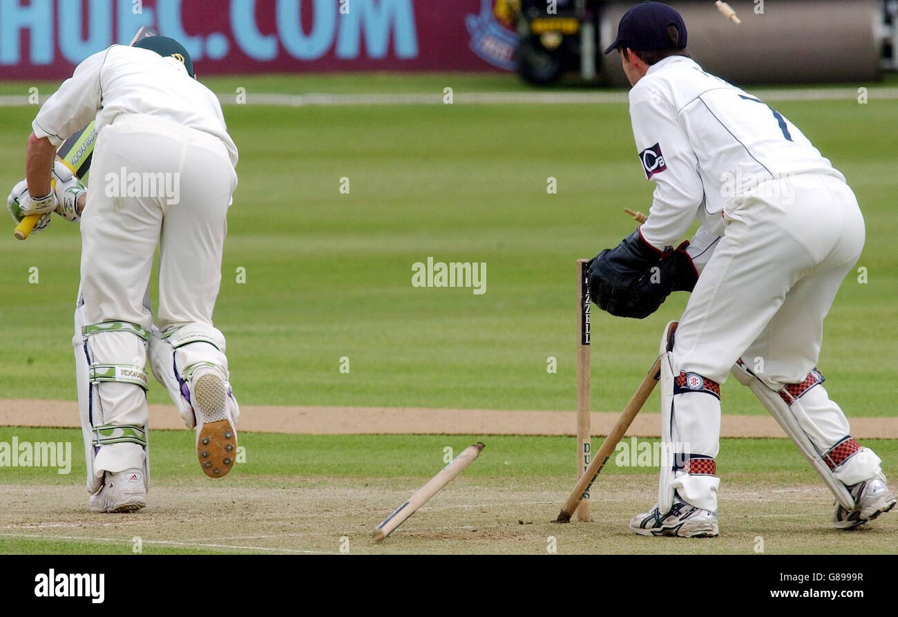 Cricket - Frizzell County Championship - Division 2 - Essex / Worcestershire - Chelmsford. Stephen Moore, batteur du Worcestershire, est Bowled. Banque D'Images