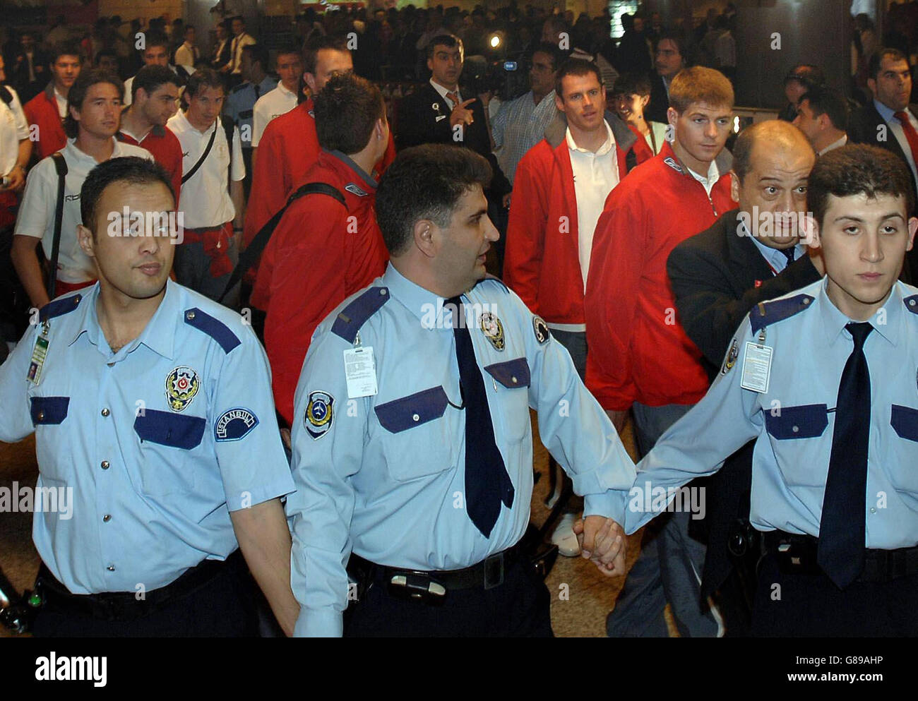 L'équipe de football de Liverpool avec Steven Gerrard (devant à droite) dispose d'une sécurité renforcée après son arrivée à l'aéroport d'Istanbul. Banque D'Images