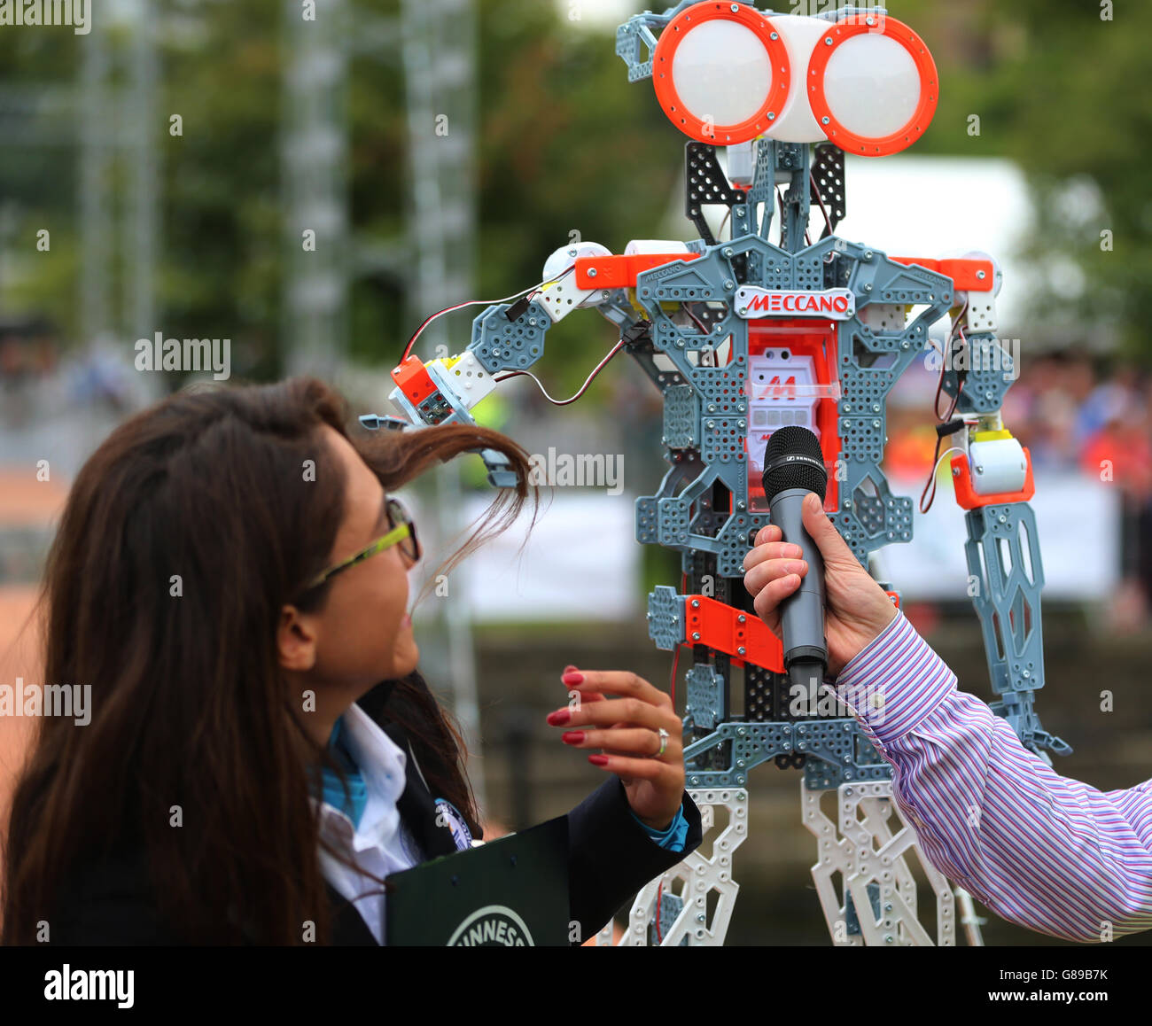 Le nouveau robot Meccanoid GS15 KS de Meccano ouvre officiellement un pont  Meccano de plus de 100 mètres à travers le quai Clarendon à Belfast Photo  Stock - Alamy