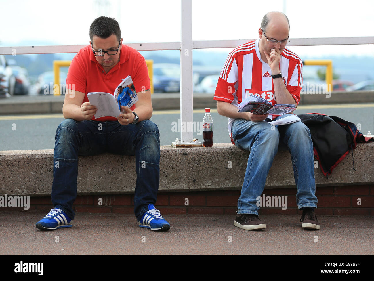 Les supporters de Stoke City lisant le programme du match avant le match de la Barclays Premier League au stade Britannia, Stoke-on-Trent. APPUYEZ SUR ASSOCIATION photo. Date de la photo: Samedi 19 septembre 2015. Voir PA Story FOOTBALL Stoke. Le crédit photo devrait être le suivant : Nigel French/PA Wire. Utilisation en ligne limitée à 45 images, pas d'émulation vidéo. Aucune utilisation dans les Paris, les jeux ou les publications de club/ligue/joueur unique. Banque D'Images