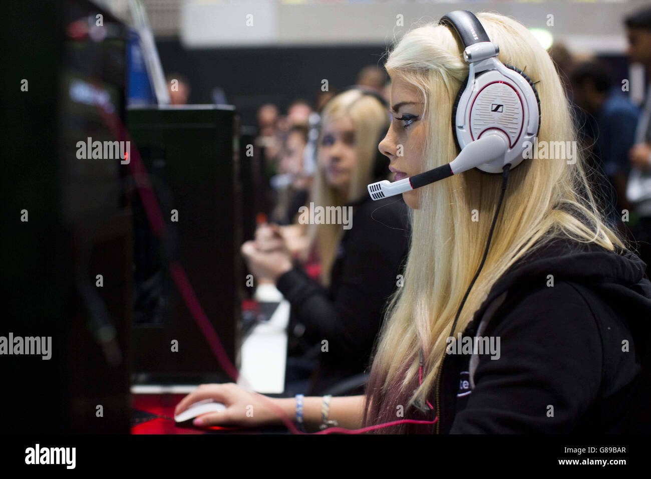 Lisette Sheikh 21 joue pour la Suède lors d'un match contre la Norvège pour l'offensive contre Counter Strike Global à Dreamhack, le plus grand festival numérique au monde et lieu de rencontre pour les joueurs, les fans et les amateurs de sport électronique au Copper Box Arena de Londres. ASSOCIATION DE PRESSE Date de la photo: Samedi 19 septembre 2015. Le crédit photo devrait se lire comme suit : Rick Findler/PA Wire Banque D'Images