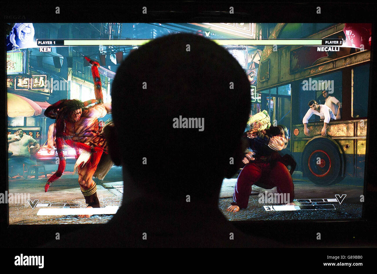 La silhouette d'un gamer lorsqu'il joue à un jeu informatique à Dreamhack, le plus grand festival numérique au monde et lieu de rencontre pour les joueurs, les fans et les amateurs de sport électronique à la Copper Box Arena de Londres. ASSOCIATION DE PRESSE Date de la photo: Samedi 19 septembre 2015. Le crédit photo devrait se lire comme suit : Rick Findler/PA Wire Banque D'Images